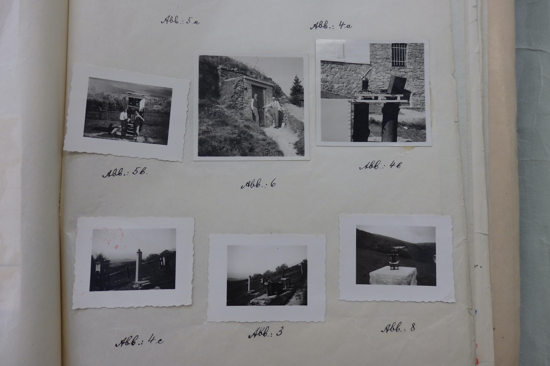 Stránka fotografického alba věnovaná observatoři a jejímu vybavení. Zdroj: archiv Ústecké hvězdárny.