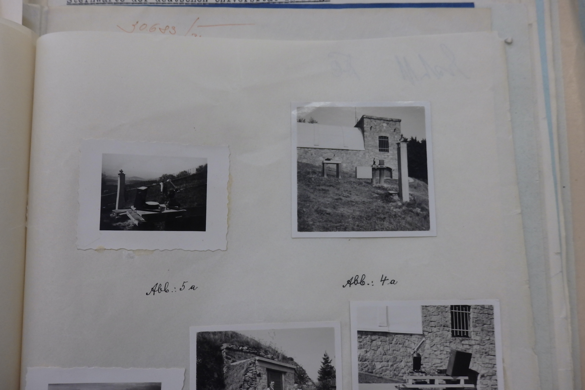 Další stránka historického alba s fotografiemi objektu a přístrojového zázemí. Zdroj: archiv Ústecké hvězdárny.