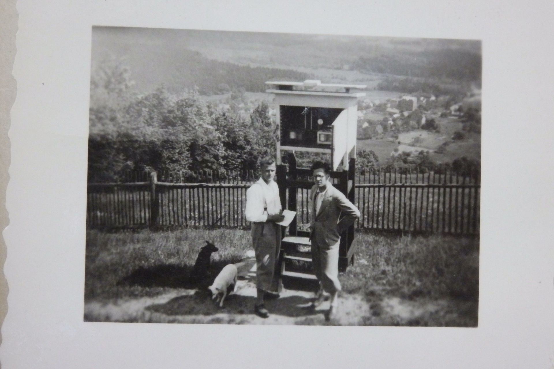 Samostatný historický snímek v archivním albu observatoře. Zdroj: archiv Ústecké hvězdárny.