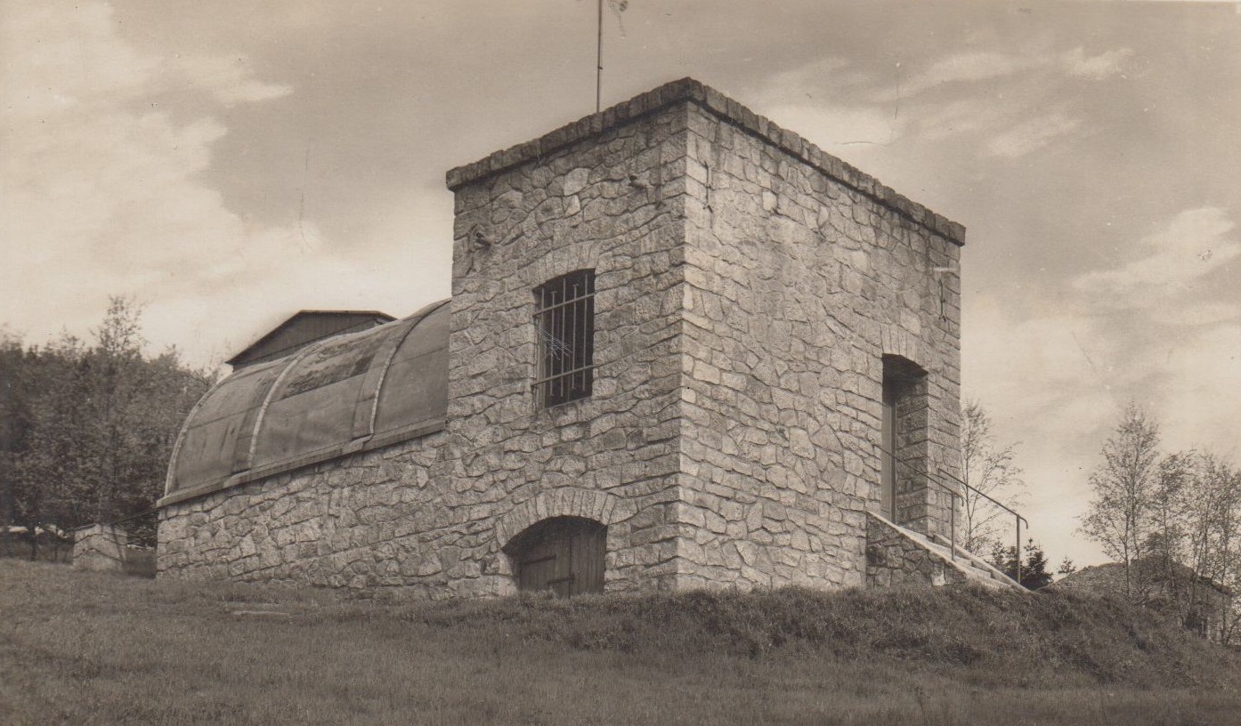 Kamenná meridiánová budova s odsuvnou půlkruhovou střechou, 1929. Zdroj: archiv Ústecké hvězdárny.