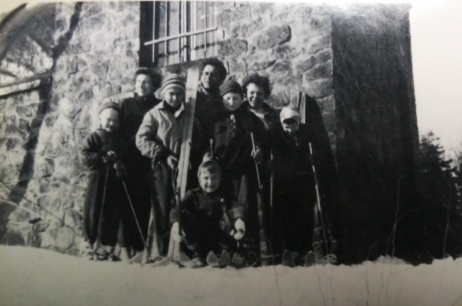 Skupina u objektu přibližně v polovině 50. let. Zdroj: archiv Ústecké hvězdárny.