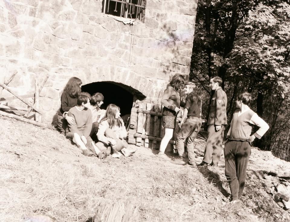 Návštěvníci u někdejší hvězdárny kolem roku 1970. Zdroj: archiv Ústecké hvězdárny.
