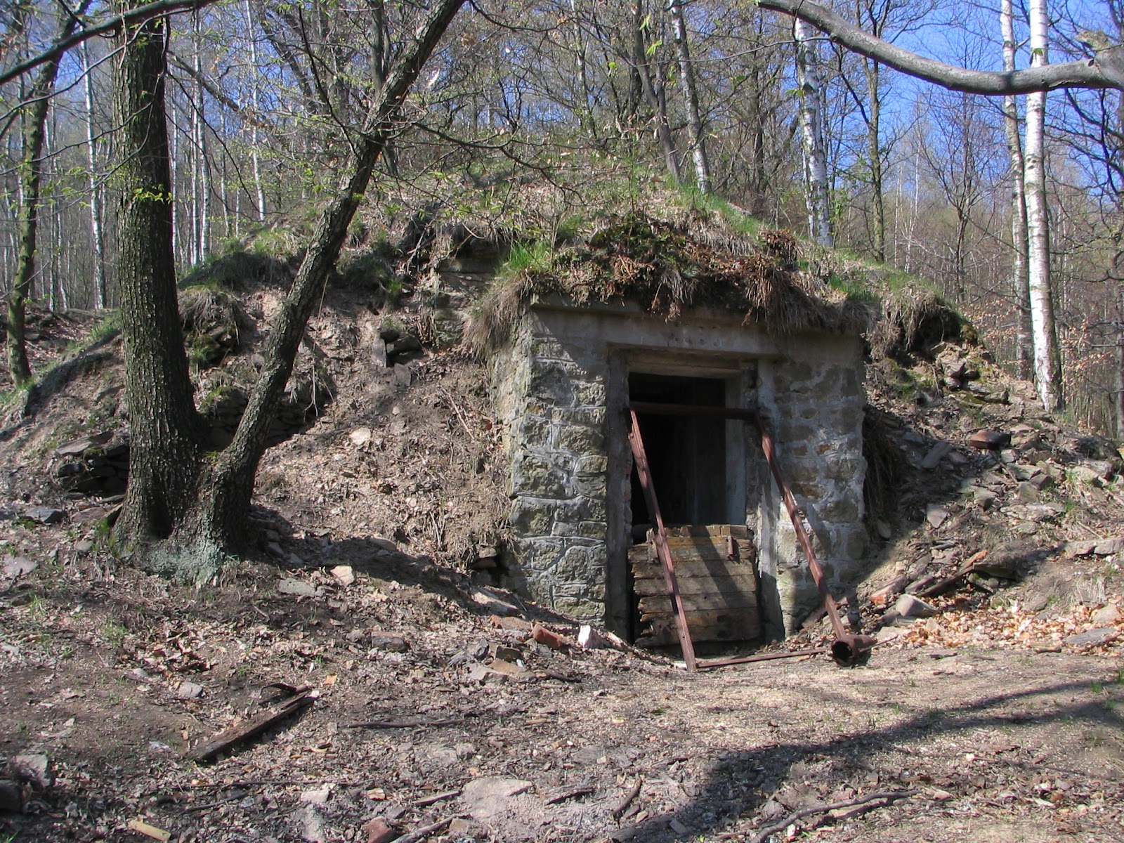 Dochovaný podzemní objekt po zániku nadzemní budovy, dokumentace z roku 2008. Zdroj: archiv Ústecké hvězdárny.