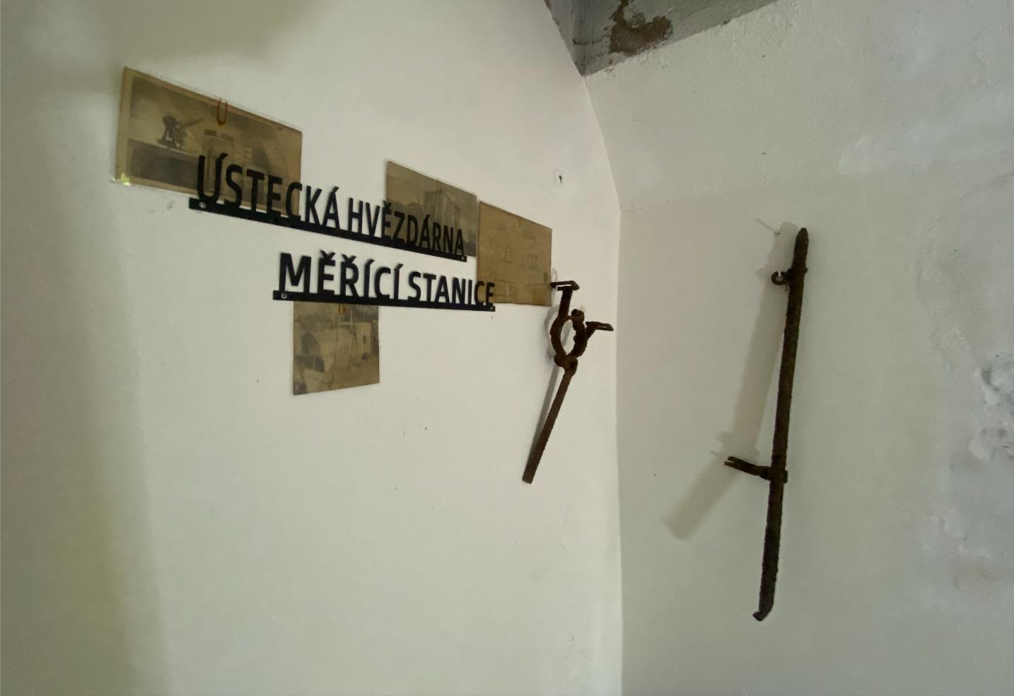 Interiér obnovené měřicí stanice s historickými nástroji