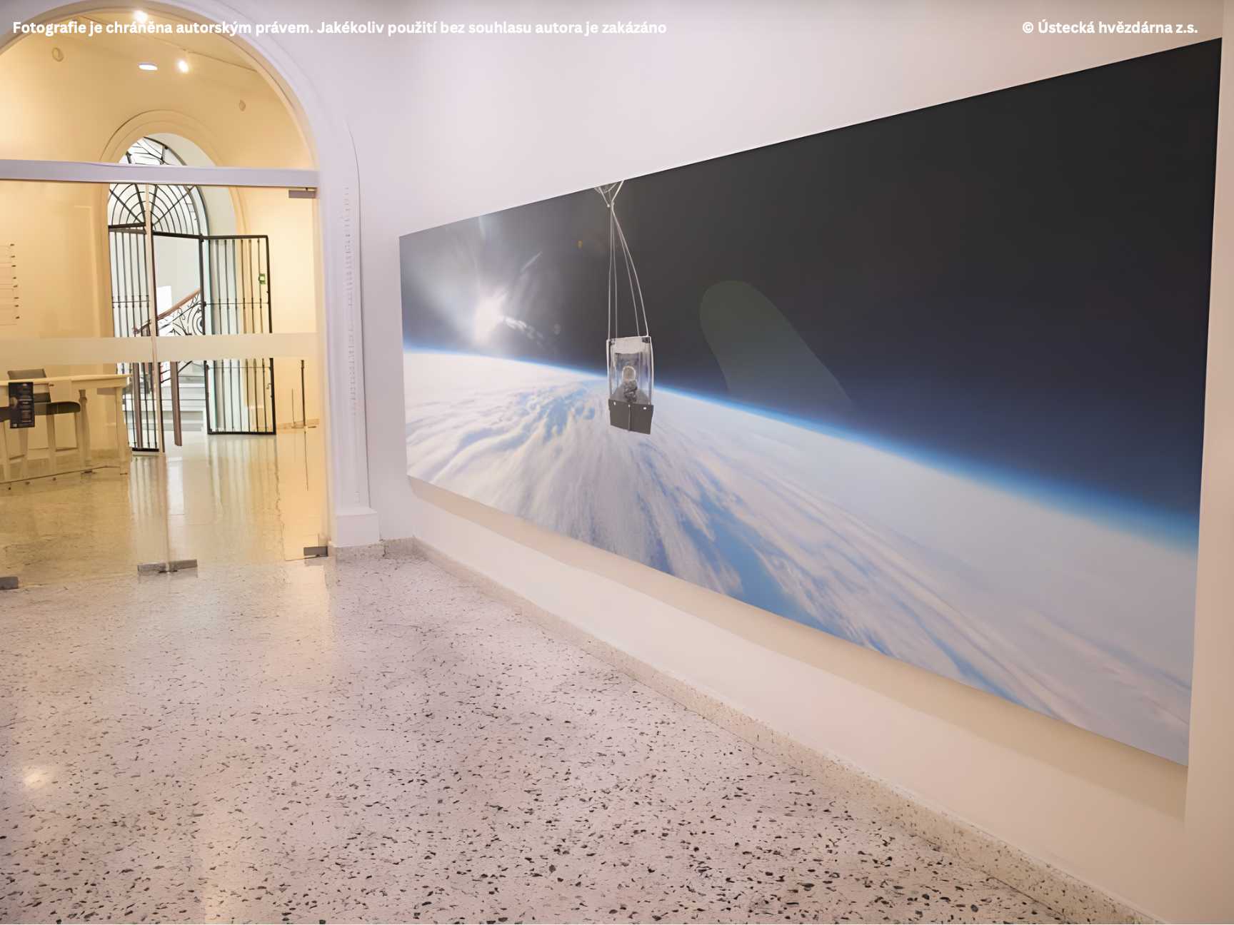 Velkoformátová fotografie letového modulu PRIM vystavená v galerii