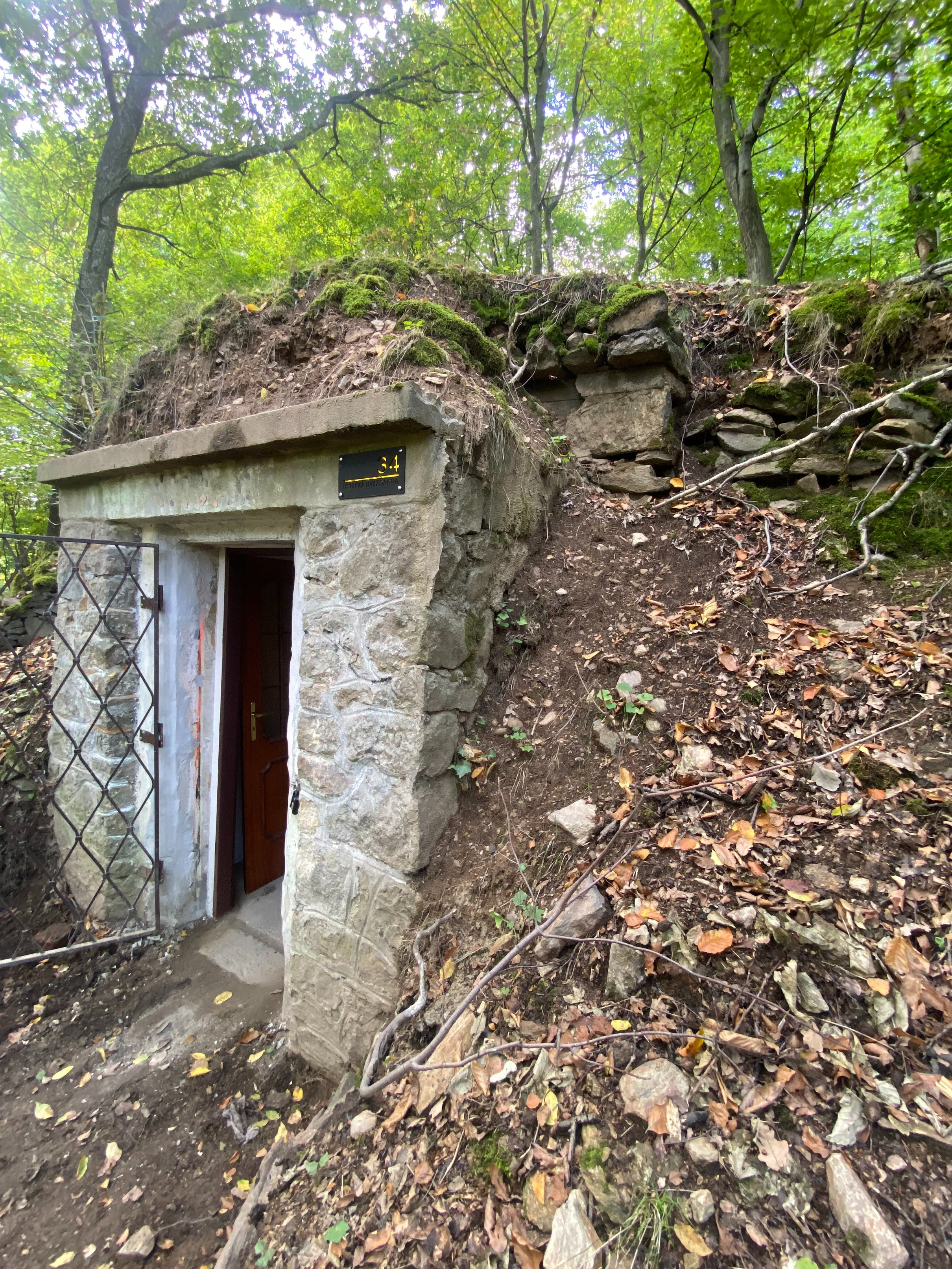 Vstup do historické podzemní měřicí stanice