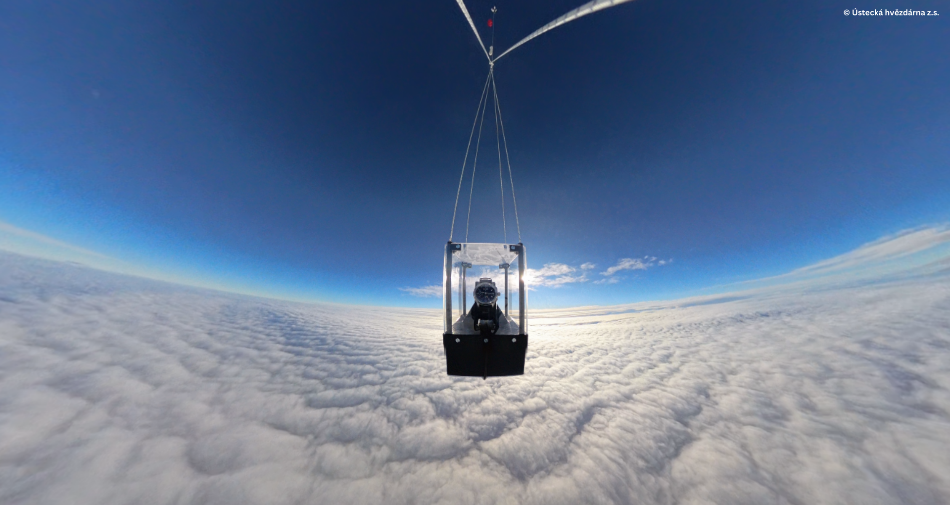 Gondola stratosférického balónu nad souvislou vrstvou mraků