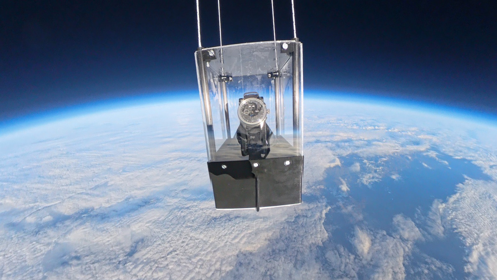 Detail chráněného nákladu v průhledné gondole ve stratosféře