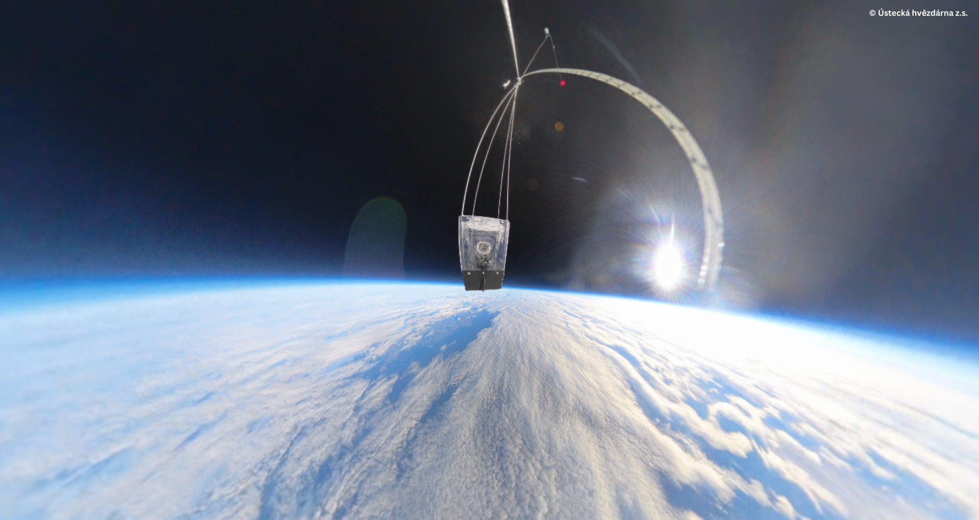 Gondola stratosférického balónu nad zakřiveným horizontem Země
